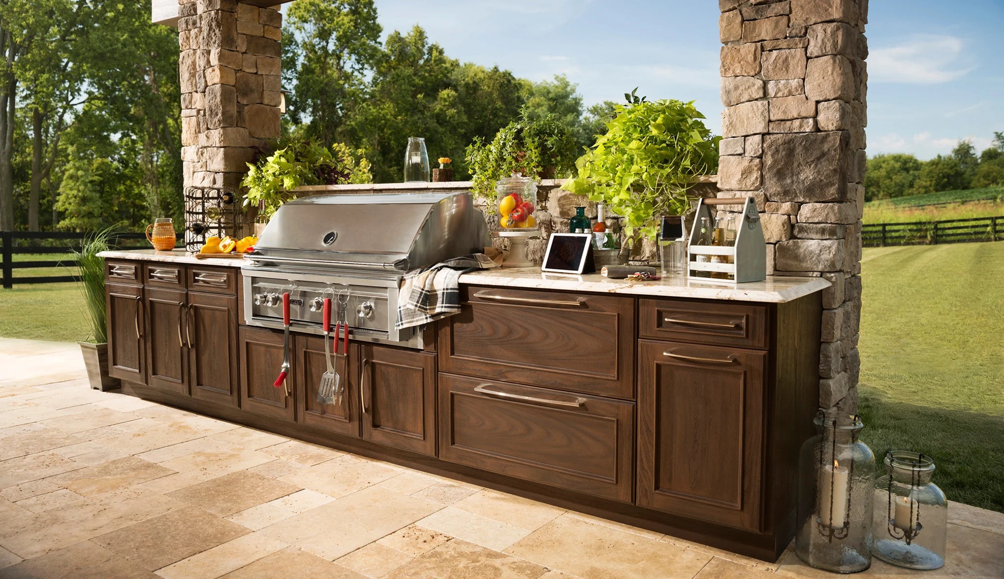 OUTDOOR KITCHEN